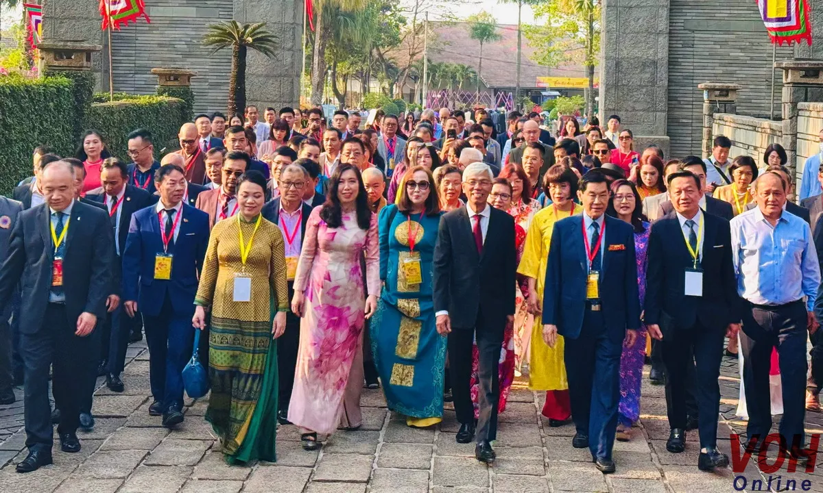 Bà con kiều bào thích thú trải nghiệm metro trên “đất mẹ” Việt Nam