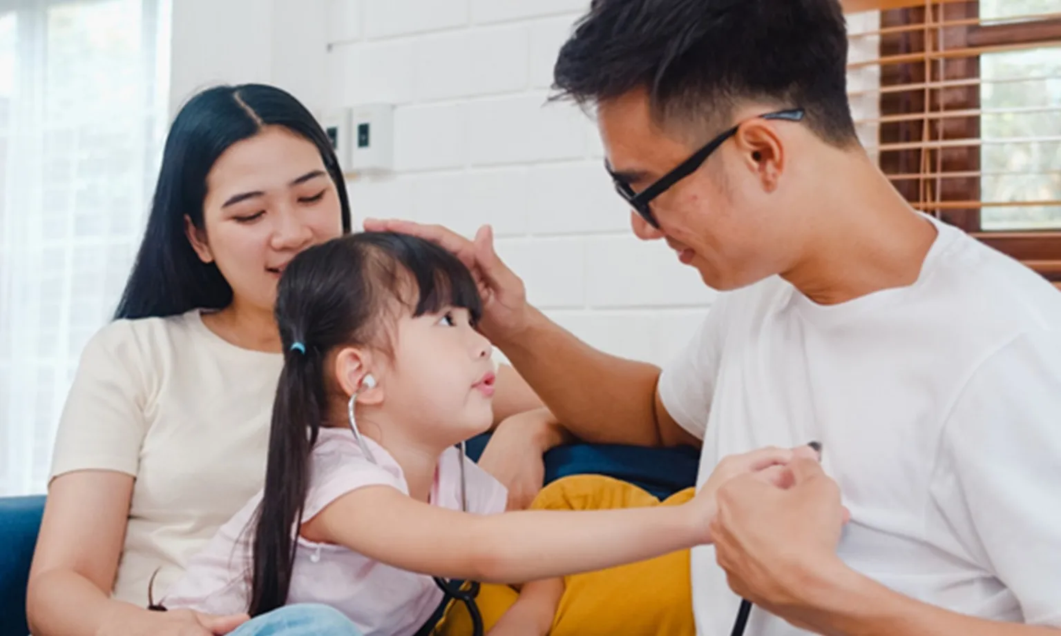 Trẻ quá nhút nhát, cha mẹ cần làm gì?