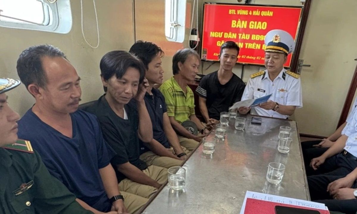 Bàn giao 5 ngư dân của tàu cá Bình Định bị chìm