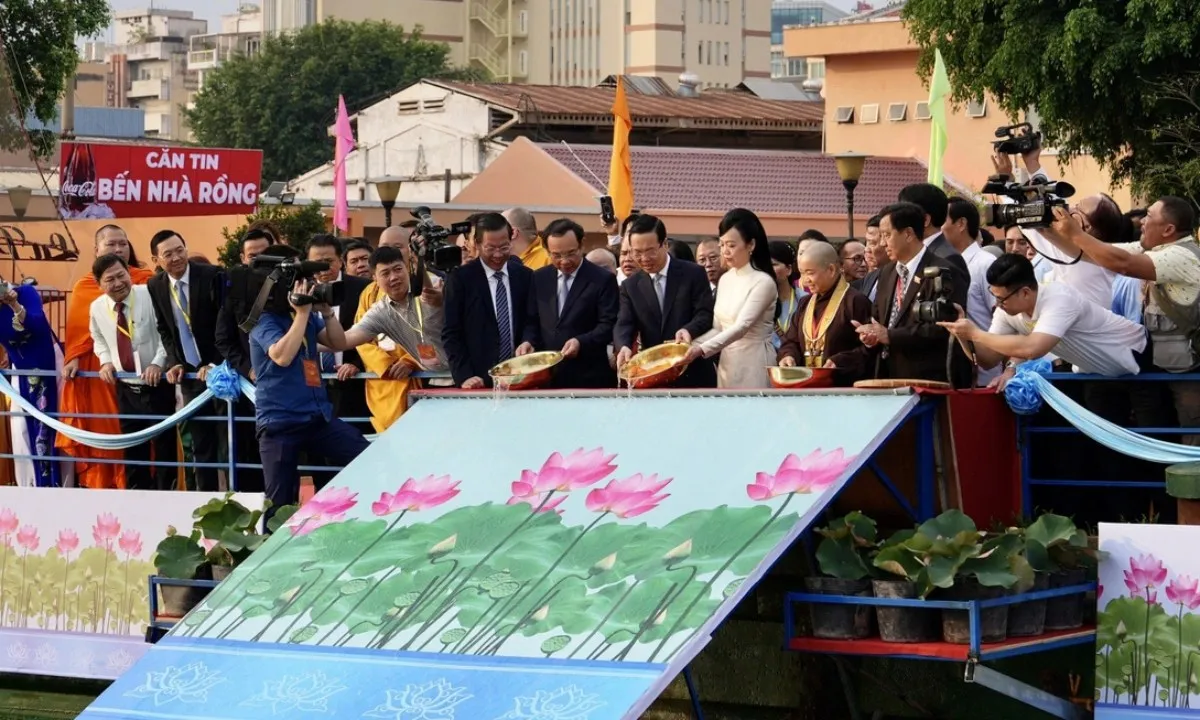 Chủ tịch nước Võ Văn Thưởng thả cá chép tiễn ông Công, ông Táo