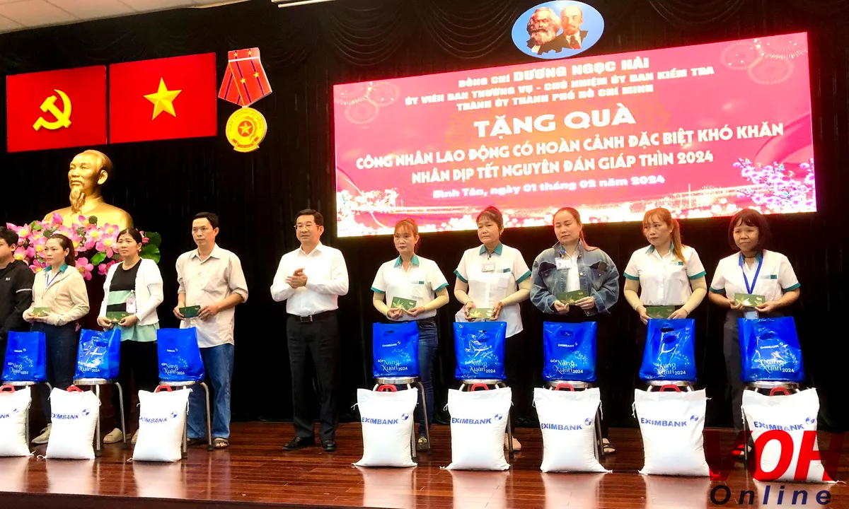 Mang Tết yêu thương đến với 100 công nhân đặc biệt khó khăn ở quận Bình Tân
