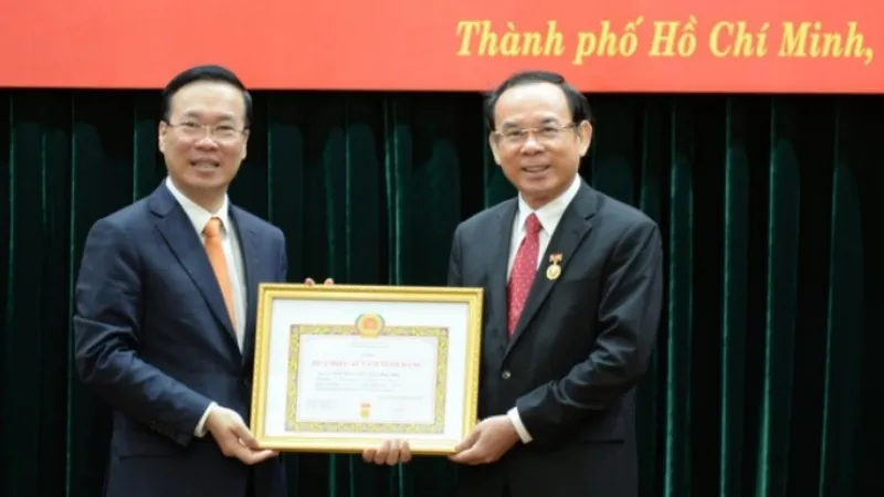 Bí thư Thành ủy Nguyễn Văn Nên nhận huy hiệu 45 năm tuổi Đảng