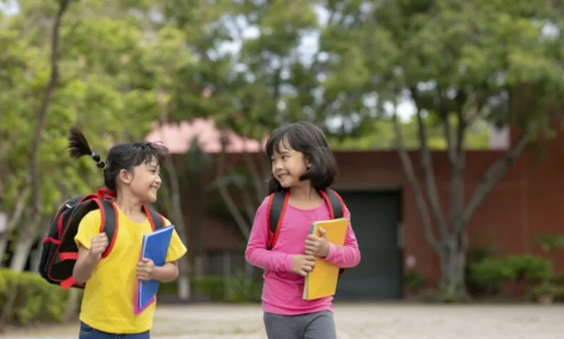 Những lời khuyên cho cha mẹ khi trẻ chuyển trường mới