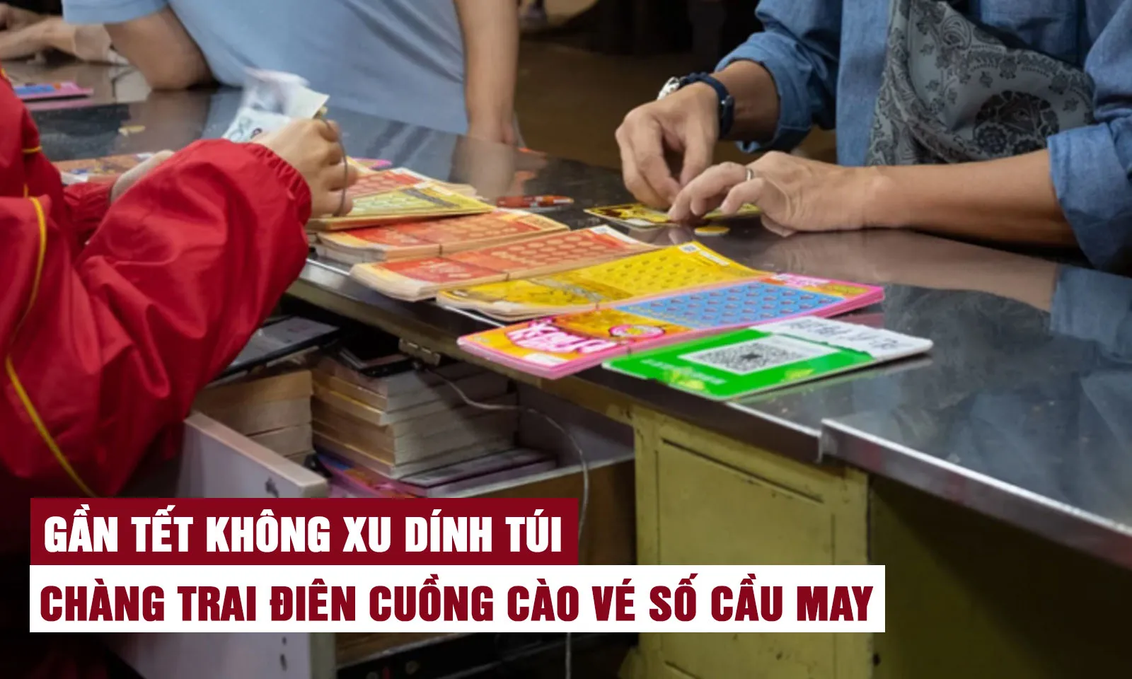 Người đàn ông điên cuồng cào vé số hết 90 triệu đồng