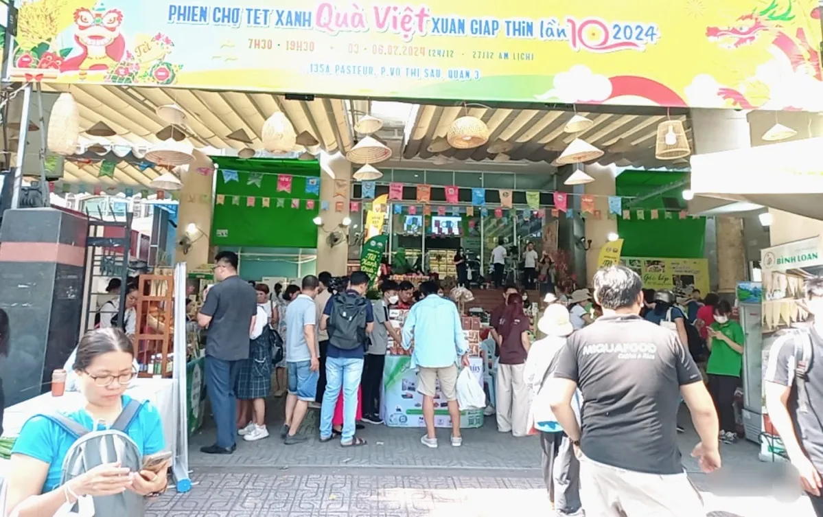 Khai mạc phiên chợ Tết Xanh - Quà Việt