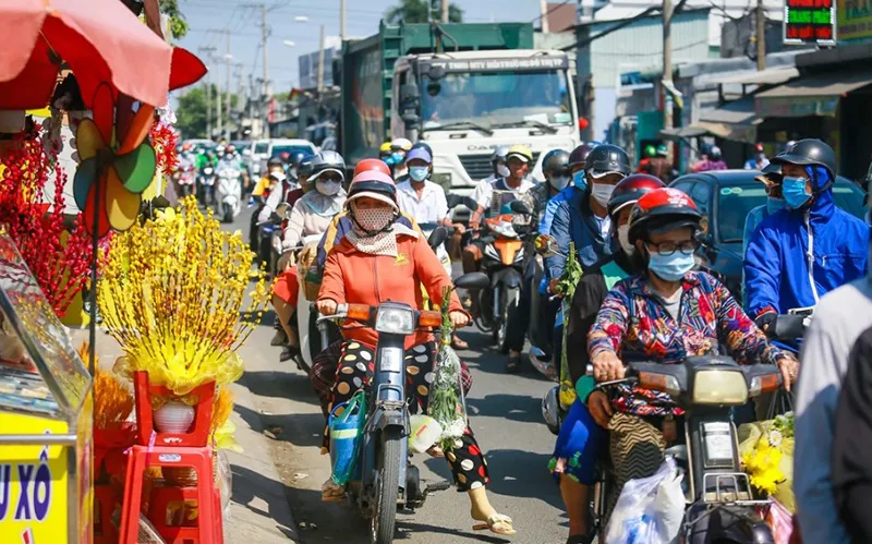 Quốc lộ 50 ùn tắt nghiêm trọng, người tham gia giao thông chôn chân tại chổ