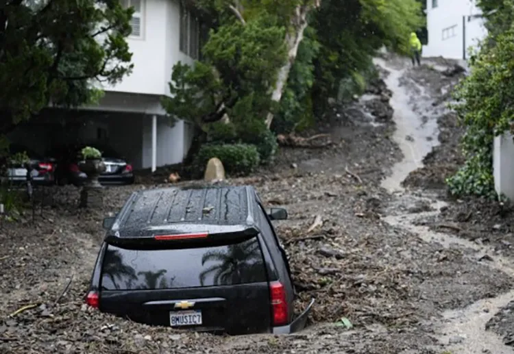 Thành phố Los Angeles xãy ra 400 trận lở đất khi cơn mưa bão ập vào