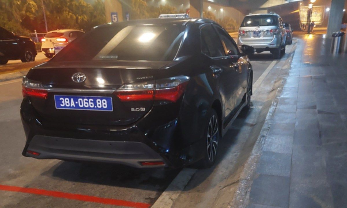 Hà Tĩnh: Xe biển xanh bật đèn, còi ưu tiên đón người thân ở sân bay