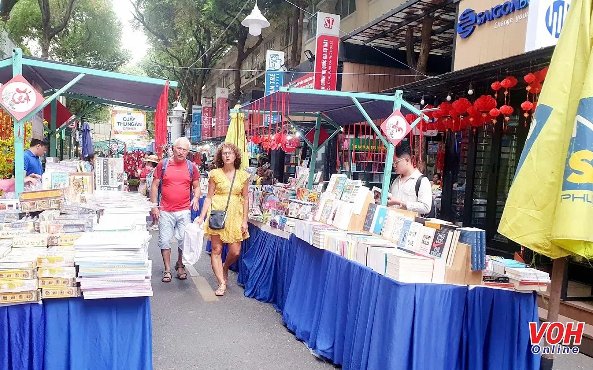 Khách quốc tế đón không khí tết ở Việt Nam