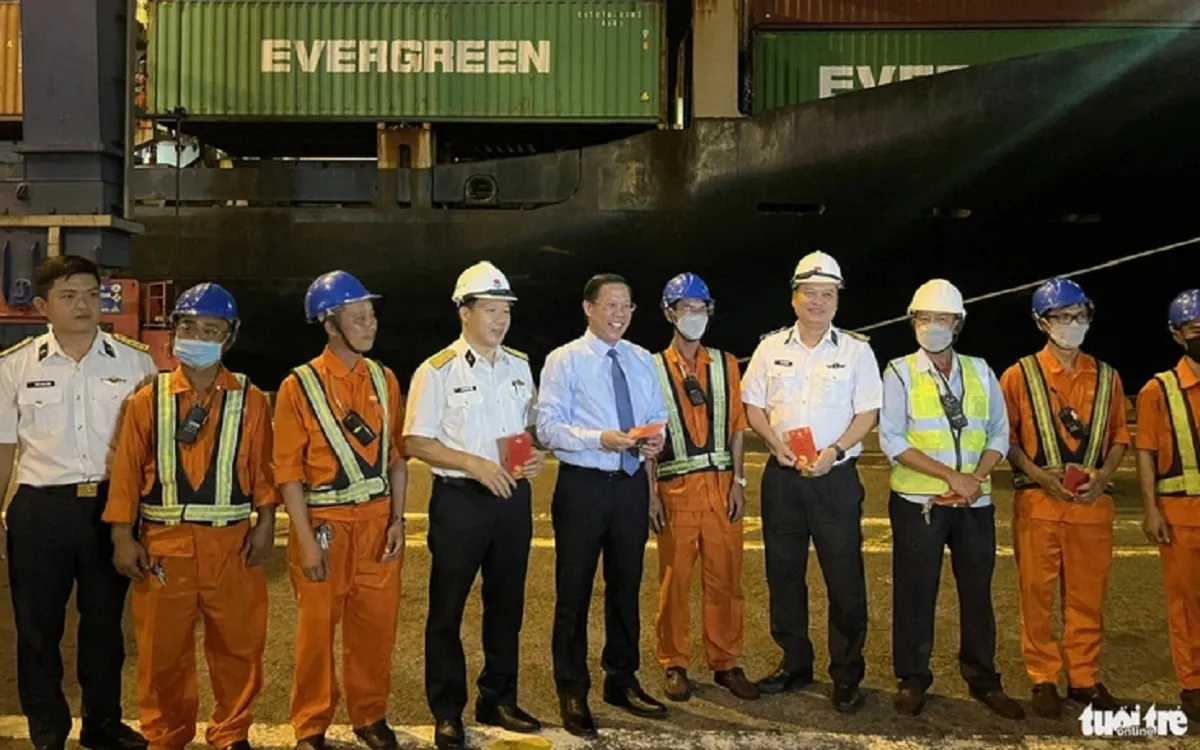 Đêm phát lệnh đầu tiên năm mới, cảng Cát Lái đón 7 chuyến tàu container