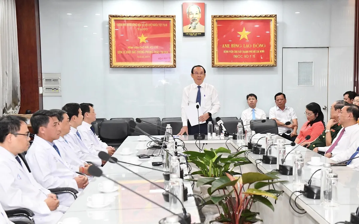 Bí thư Thành ủy TPHCM Nguyễn Văn Nên thăm, chúc tết các đơn vị trực đêm giao thừa