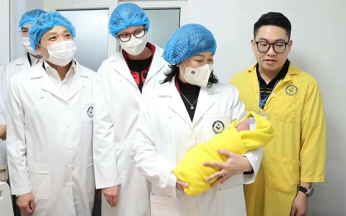 Bộ trưởng Bộ Y tế Đào Hồng Lan thăm và chúc tết y bác sĩ đêm giao thừa