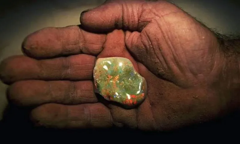 Sập hang động khai thác đá quý, hàng chục thợ mắc kẹt nhiều ngày