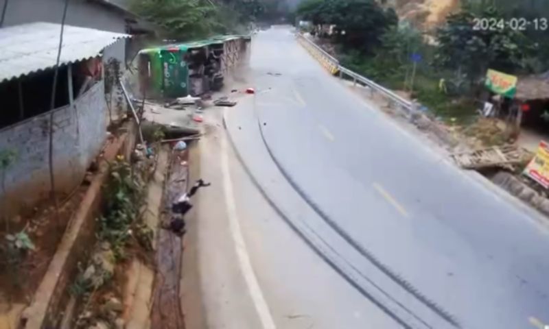 Vụ xe khách lật trên Quốc lộ 32: Một người tử vong, nhiều người bị thương