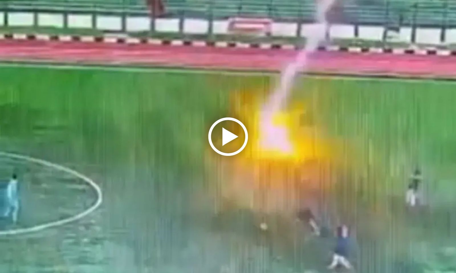 VIDEO: Bi kịch! Cầu thủ Indonesia bị sét đánh tử vong ngay giữa trận đấu