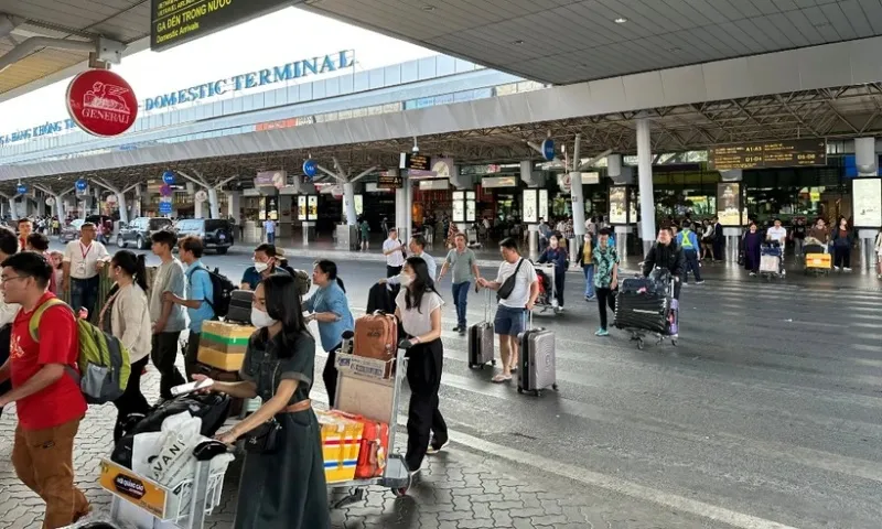 Sân bay Tân Sơn Nhất đón hơn 141 ngàn khách trong ngày mùng 6 Tết