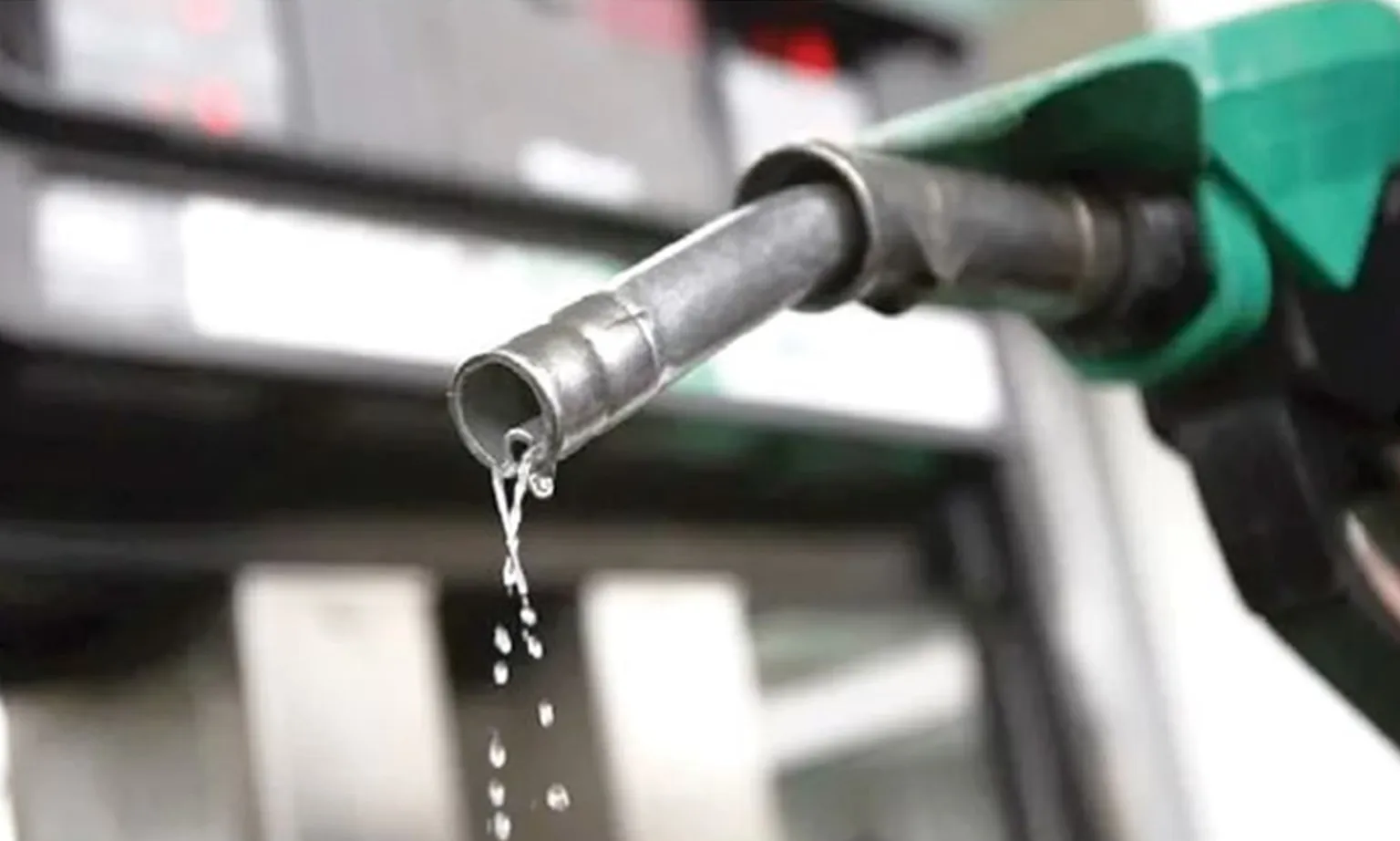 Giá xăng lên sát 24.000 đồng/lít ngay sau Tết