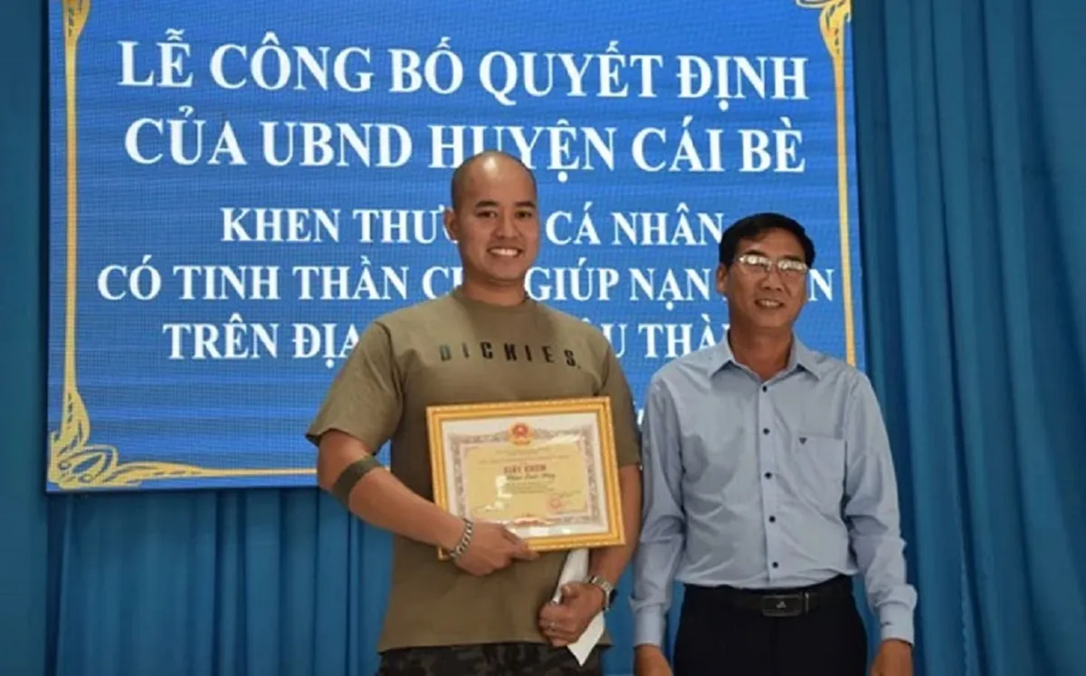 Khen thưởng người cứu bé 3 tuổi bị ném xuống kênh