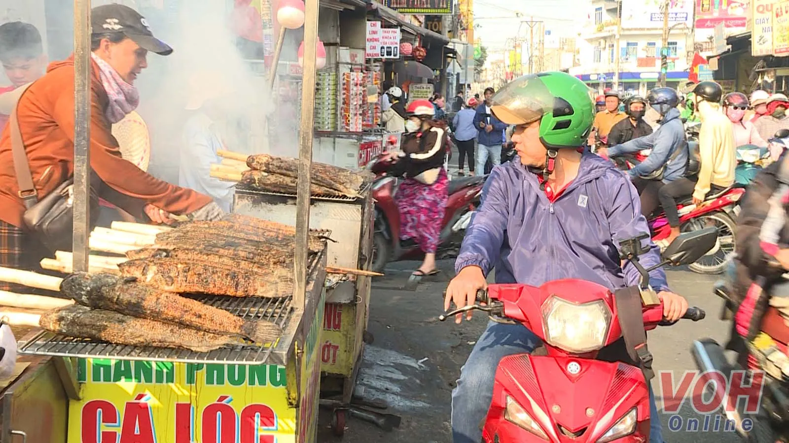 Phố bán cá lóc nướng đông nghẹt ngày vía Thần Tài