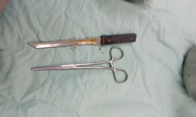Nam thanh niên tự lấy dao đâm thủng bụng