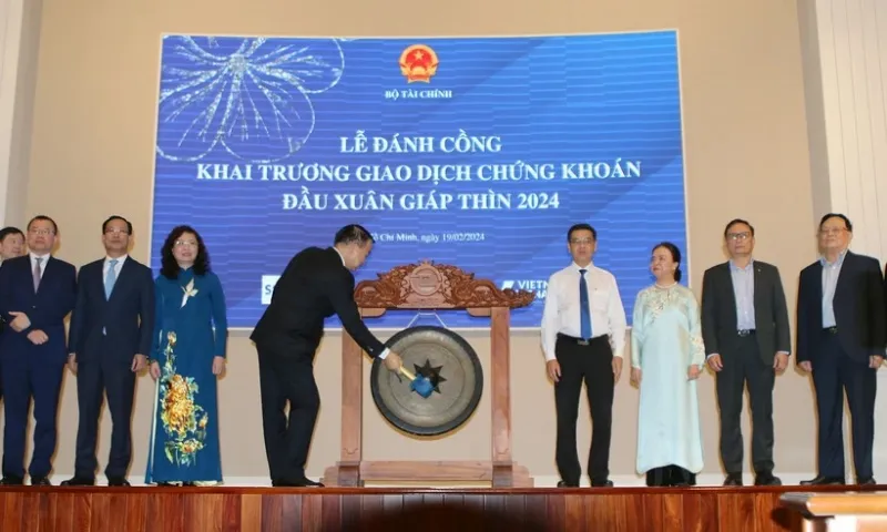 Đánh cồng khai trương giao dịch chứng khoán đầu Xuân 2024