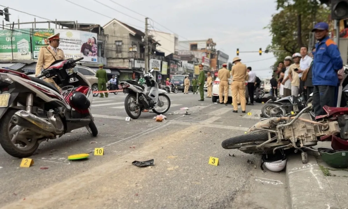 Xe taxi tông hàng loạt xe đang dừng đèn đỏ