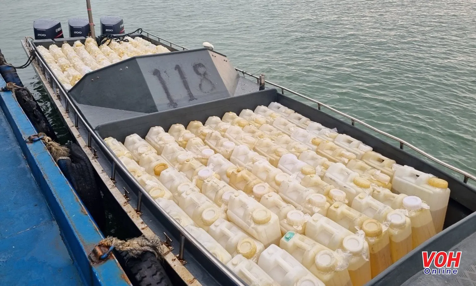 Bắt giữ phương tiện chở 250 can xăng không hóa đơn, chứng từ tại TP Móng Cái