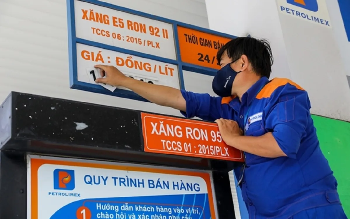 Giá xăng dầu cùng giảm nhẹ