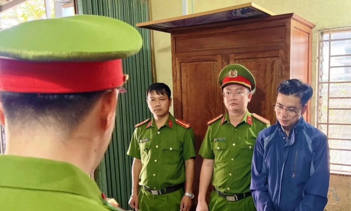 Bắt nhóm đối tượng làm giả kính chắn gió ô tô các hãng nổi tiếng