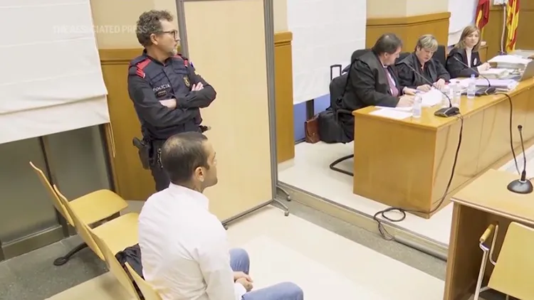 Ngôi sao bóng đá Dani Alves bị kết án 4,5 năm tù giam vì tội hiếp dâm