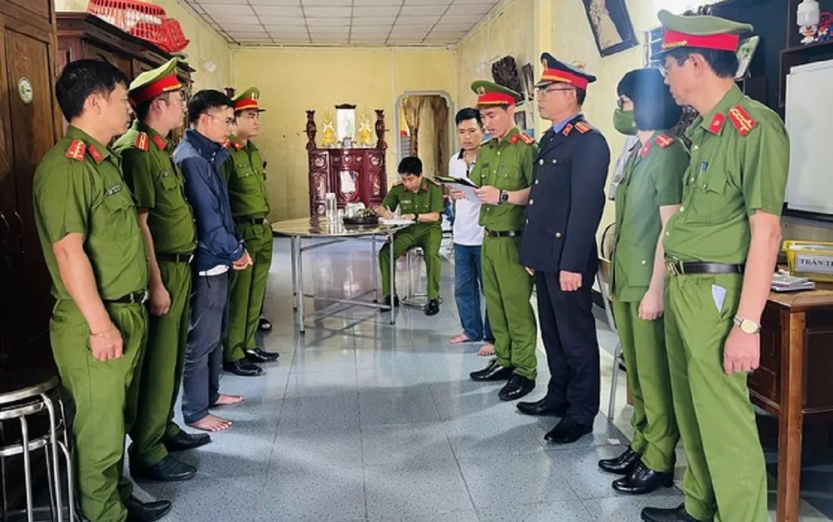 Bắt nhóm buôn bán, làm giả kính chắn gió xe ô tô