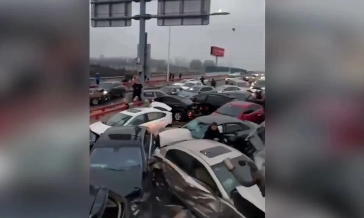 Hơn 100 ô tô va chạm liên hoàn trên cao tốc ở Trung Quốc