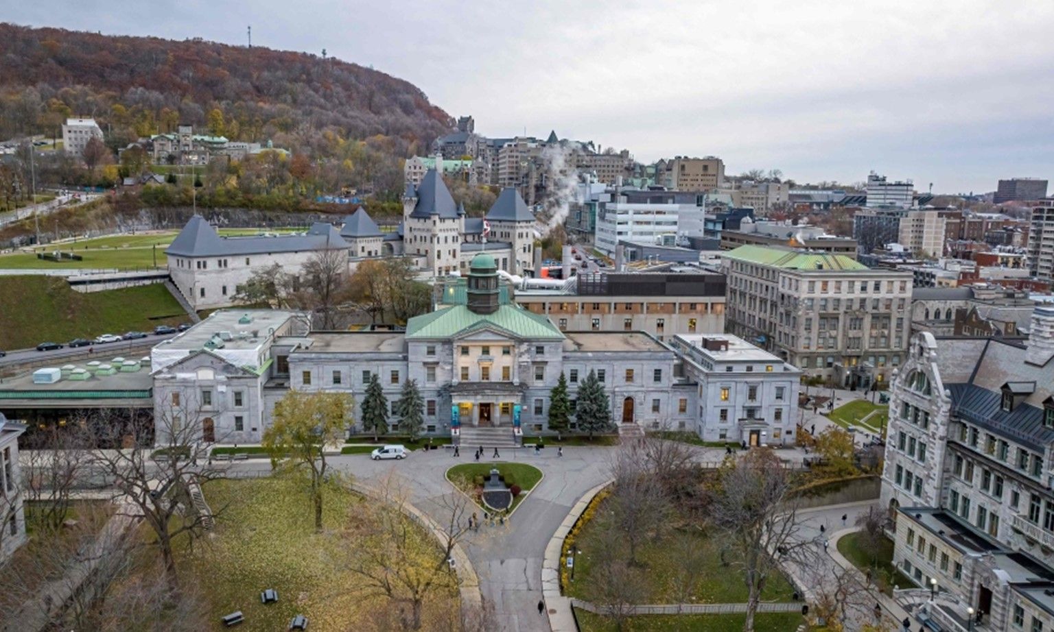 Canada: Hai trường đại học kiện Quebec về việc tăng học phí giáo dục tiếng Anh