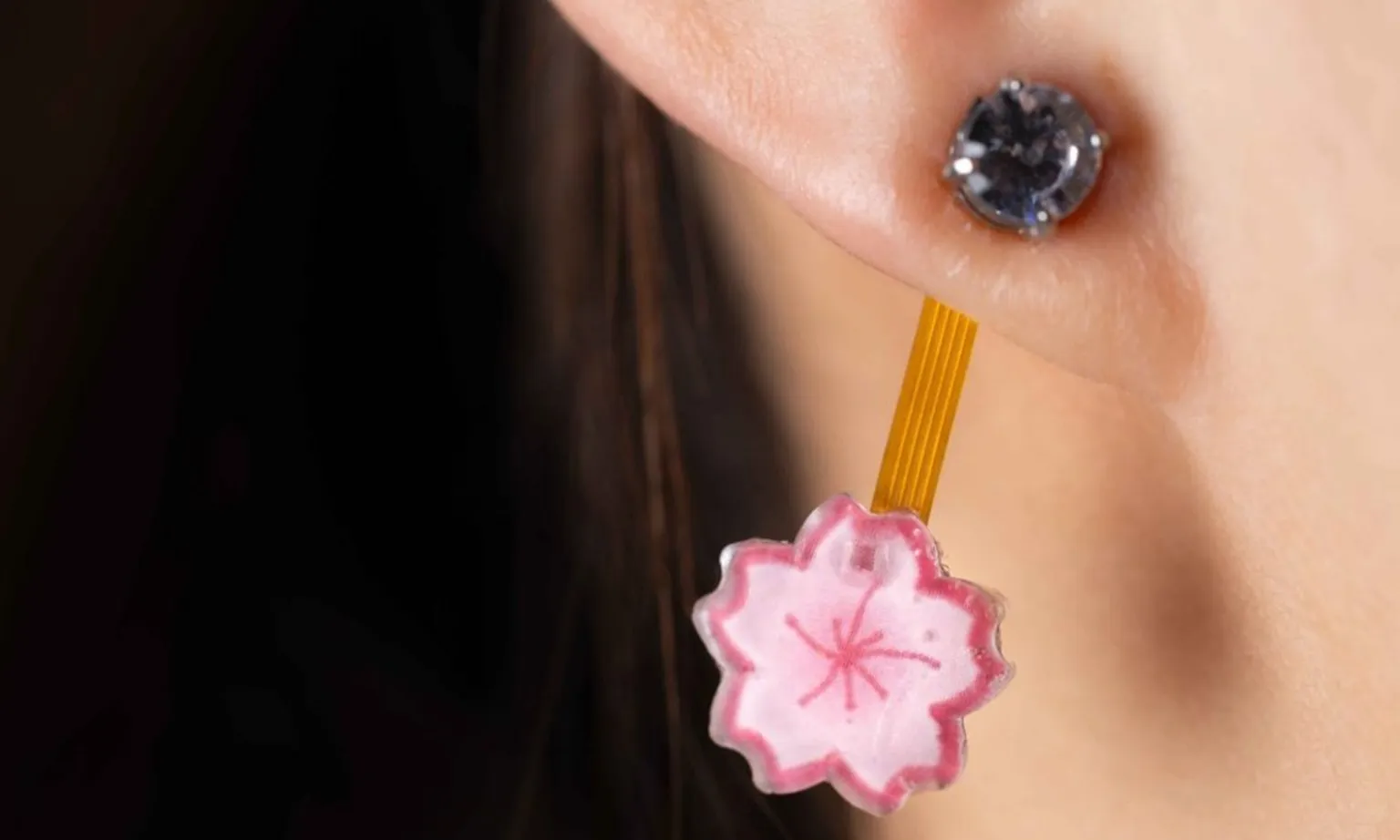 Khuyên tai Bluetooth đính đá quý giúp theo dõi sức khỏe