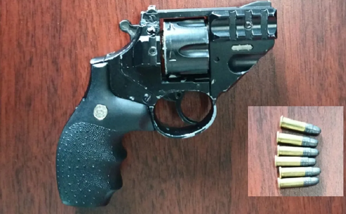 Bắt quả tang 2 đối tượng buôn bán trái phép vũ khí quân dụng