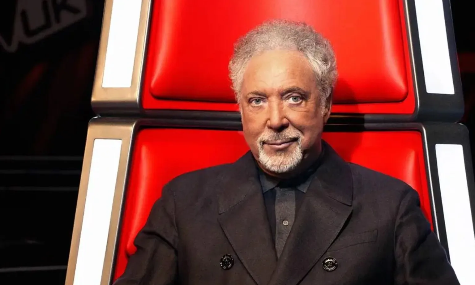 Ở tuổi U90, giọng ca huyền thoại Tom Jones vẫn tổ chức liveshow, chưa chịu nghỉ hưu