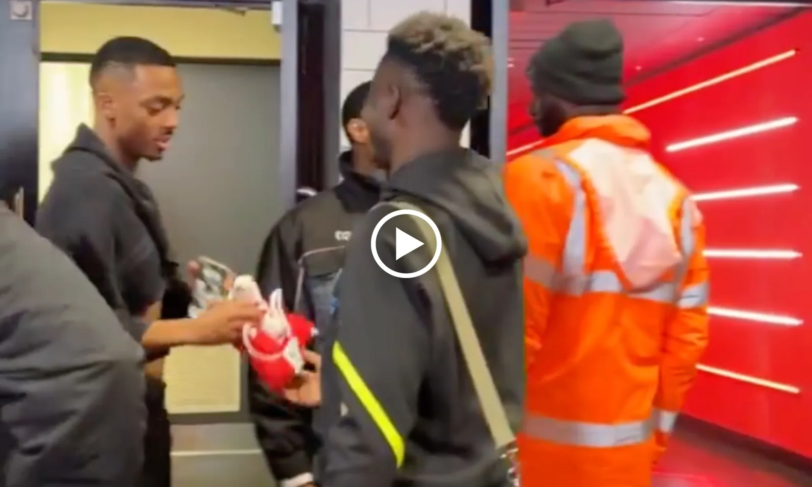 VIDEO: Saka tặng món quà đặc biệt cho cầu thủ ghi bàn tung lưới Arsenal