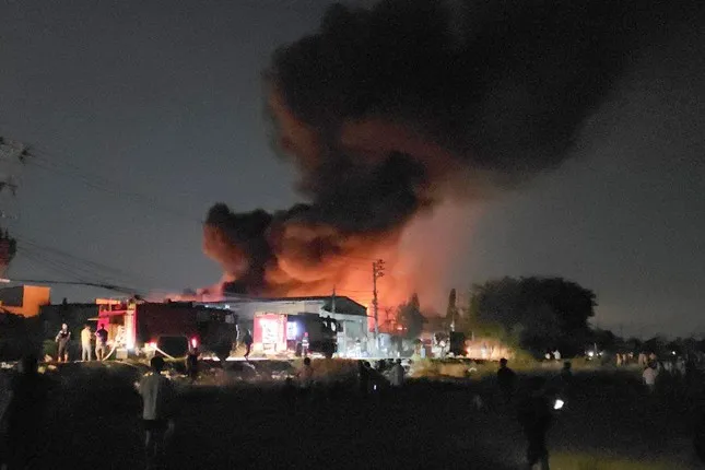 Lửa thiêu rụi 3 xưởng gỗ, nhựa, nón ở TPHCM