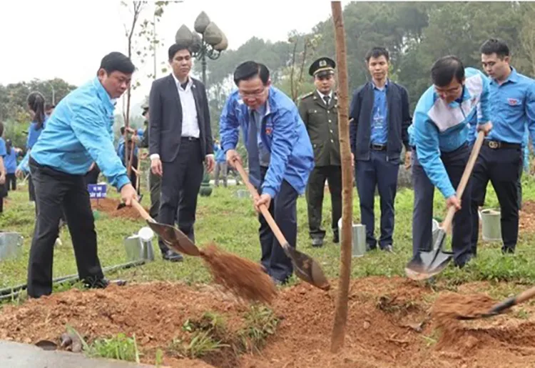 Chủ tịch Quốc hội Vương Đình Huệ dự lễ khởi động tháng thanh niên, trồng cây tại di tích Truông Bồn