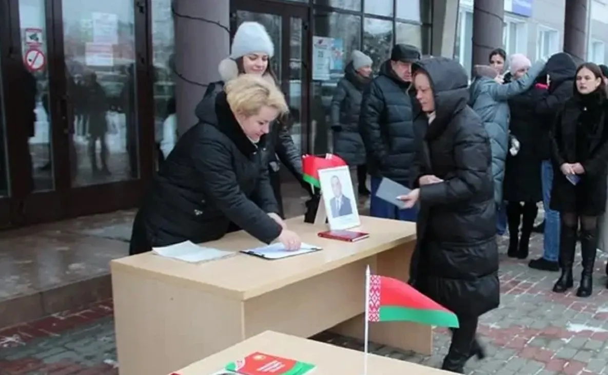 Belarus: Người dân đi bỏ phiếu ngày đầu bầu cử