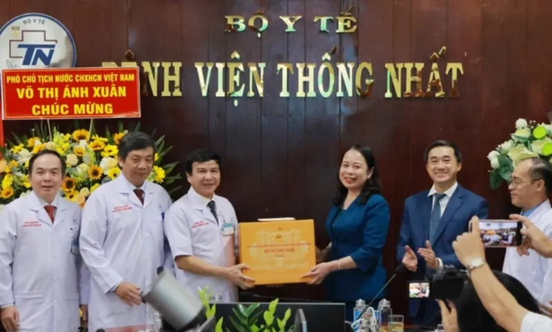 Phó Chủ tịch nước Võ Thị Ánh Xuân thăm, chúc mừng Ngày Thầy thuốc Việt Nam tại TPHCM