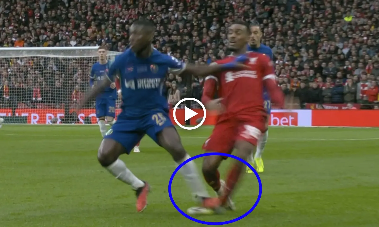 VIDEO: Carragher ghê tởm pha giẫm chân kinh hoàng của Caicedo
