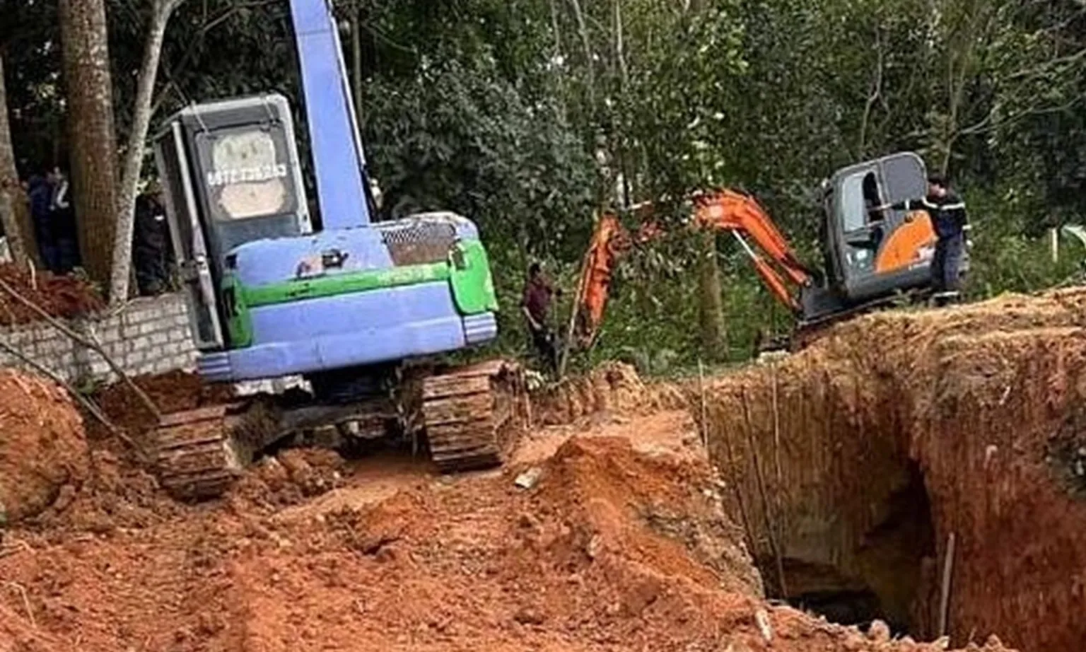 Hà Nội: Sụt đất khi đào giếng, hai anh em tử vong