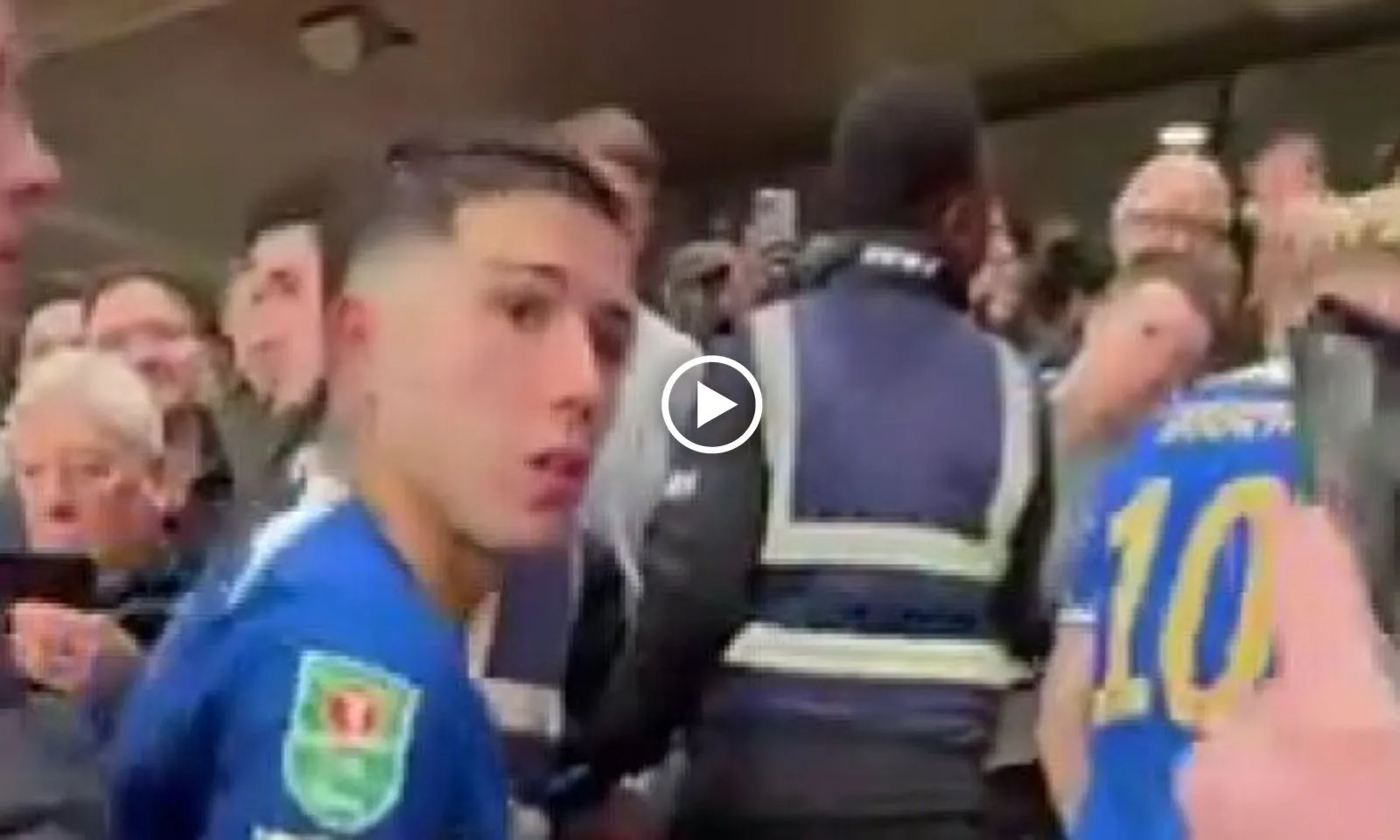 VIDEO: Enzo Fernandez đòi ăn thua đủ với CĐV Liverpool quá khích