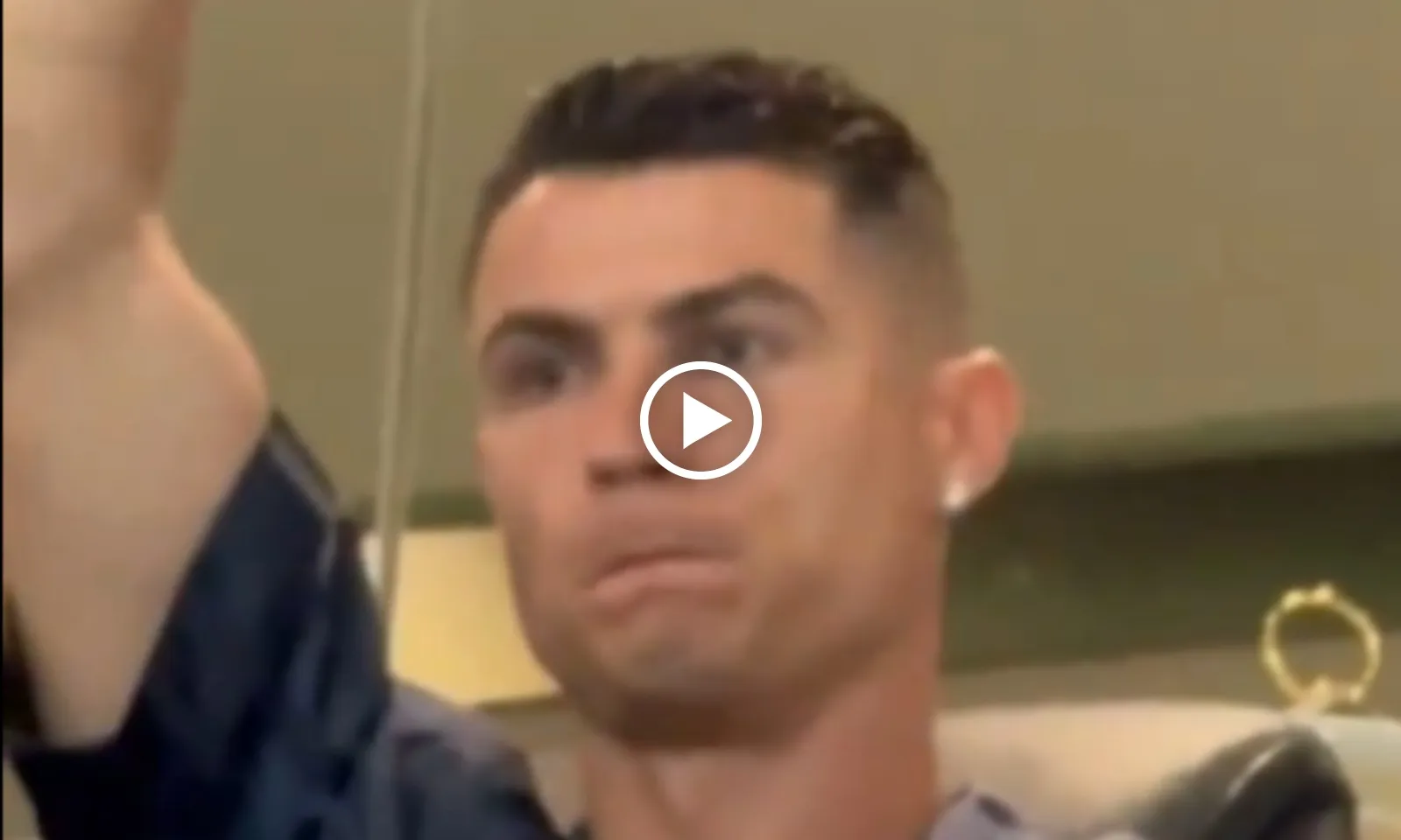 VIDEO: Ronaldo kìm nén nước mắt trước điều xúc động toàn thể SVĐ làm ở phút thứ 7