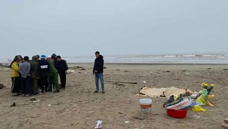 Rạng sáng một thi thể nữ giới trôi dạt vào bờ biển Nghi Xuân, Hà Tỉnh