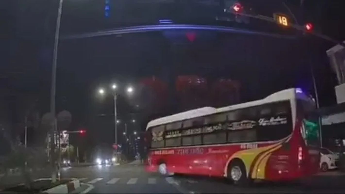 Đắk Lắk: Xác minh clip xe khách vượt đèn đỏ và ô tô tập lái vượt ẩu