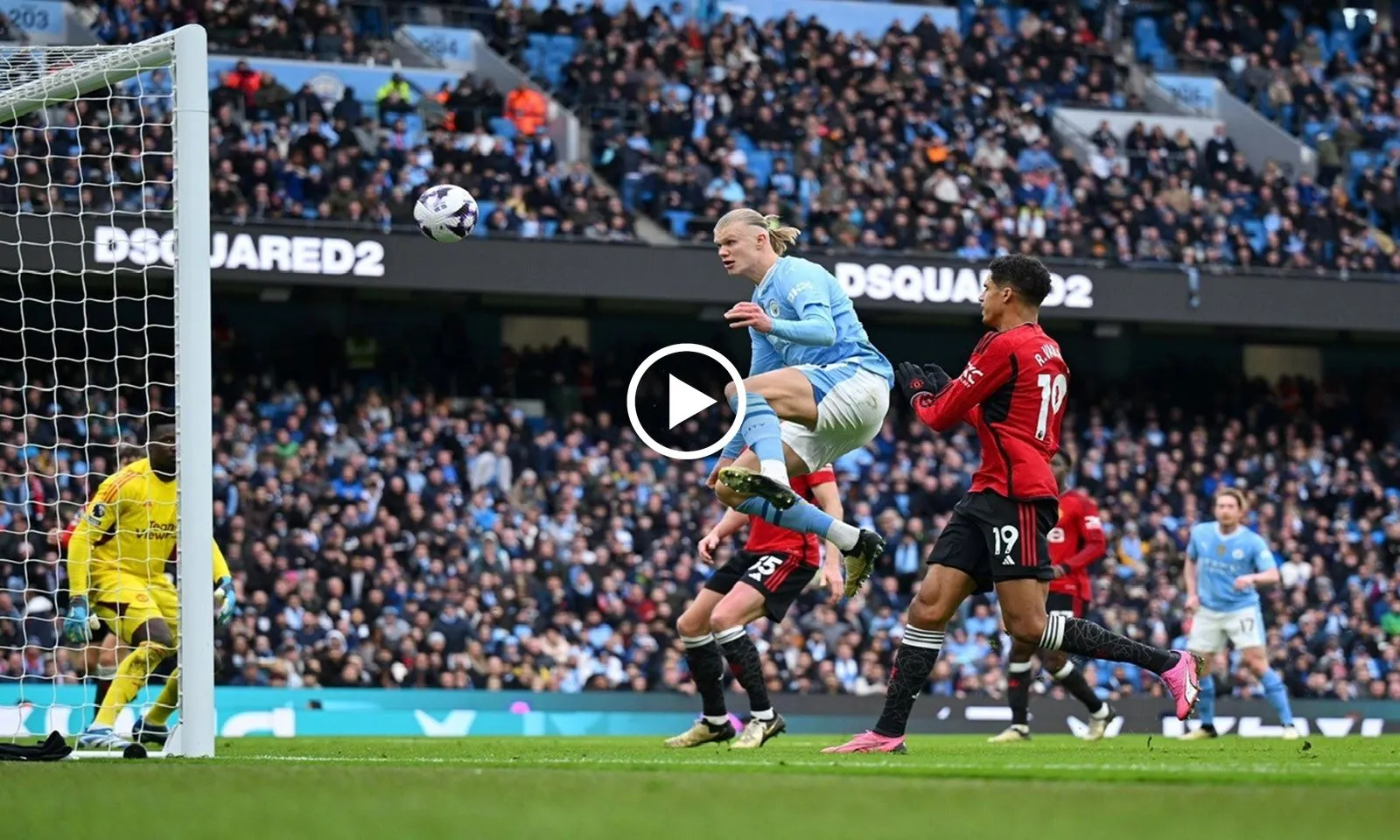 VIDEO: Haaland hóa “thần gỗ” trước khung thành MU, đánh lừa toàn bộ CĐV Man City