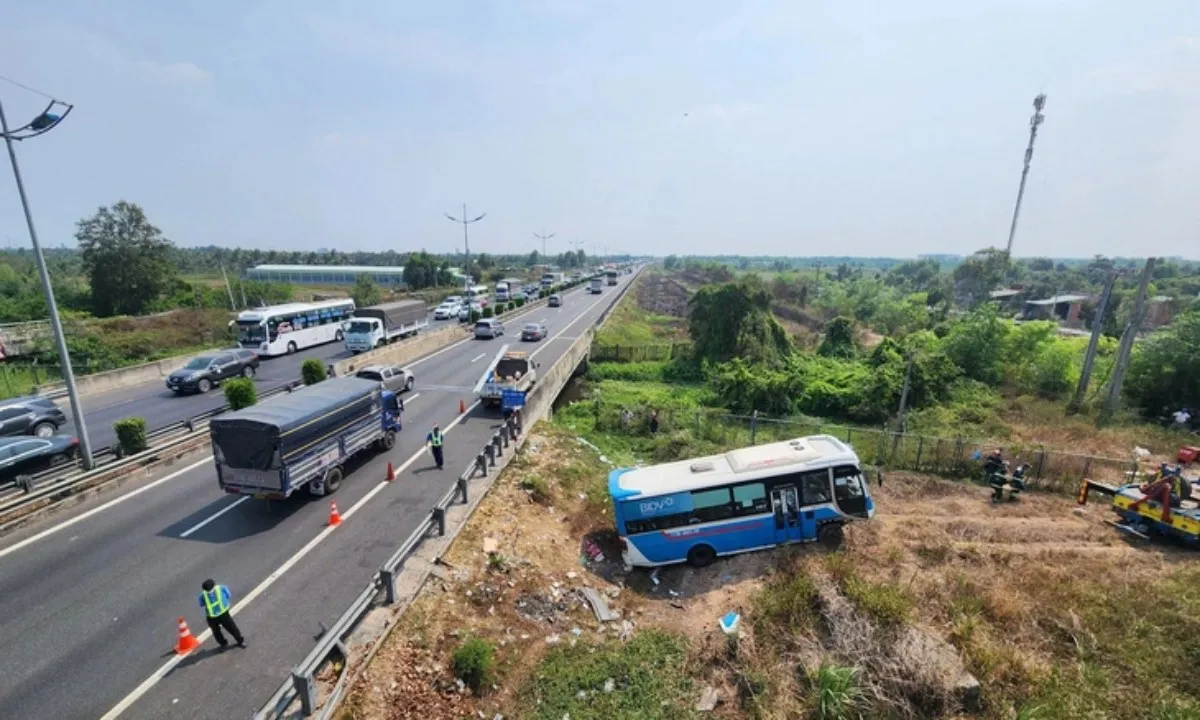 Xe khách lật trên cao tốc TPHCM - Trung Lương, hàng chục người bị thương