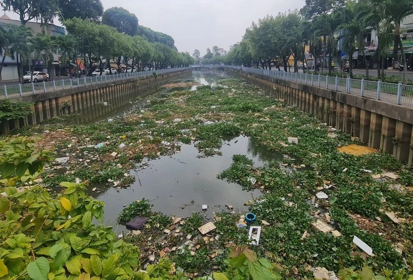 Rác tràn lan trên kênh Nhiêu Lộc-Thị Nghè, UBND TPHCM chỉ đạo vớt rác gấp